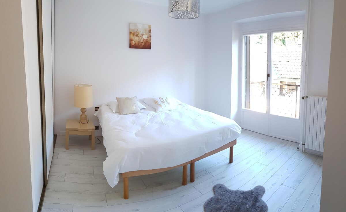 Chumba cha kulala chenye bafu /chumba cha kuogea 
cha ghorofa ya 1 