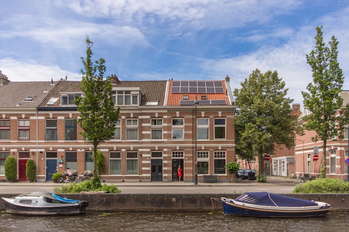 Cosy room in historic Canal House (Boat and bikes)