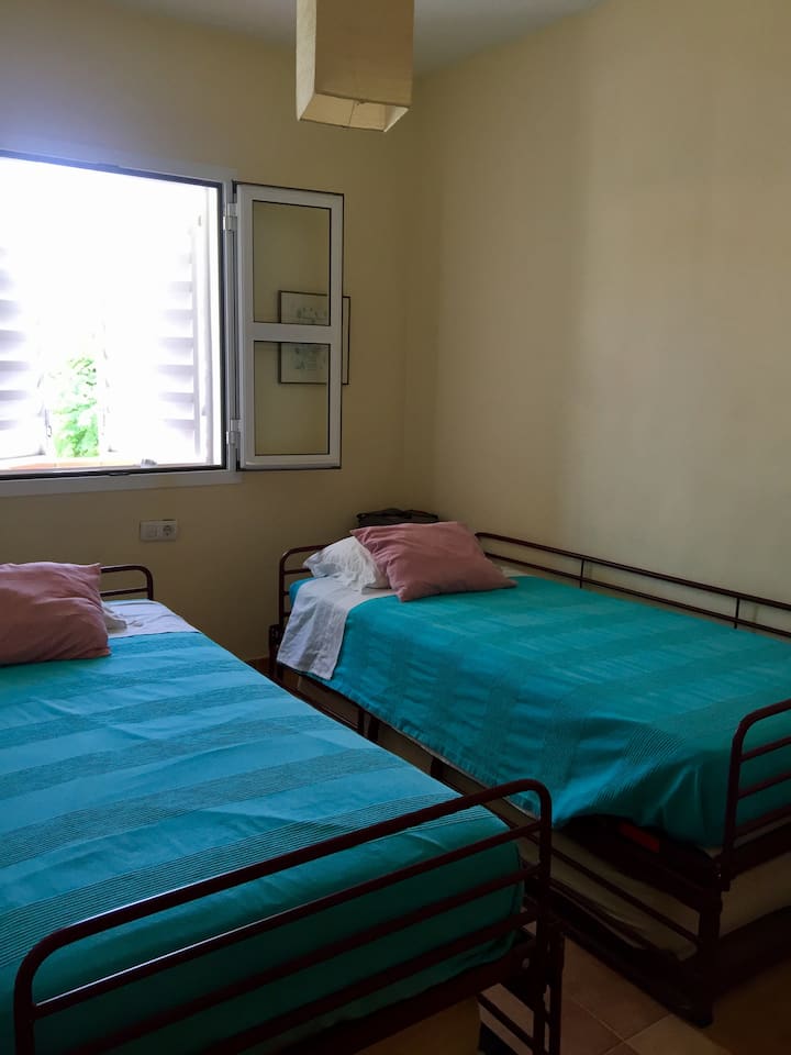 Slaapkamer met 2 bedden