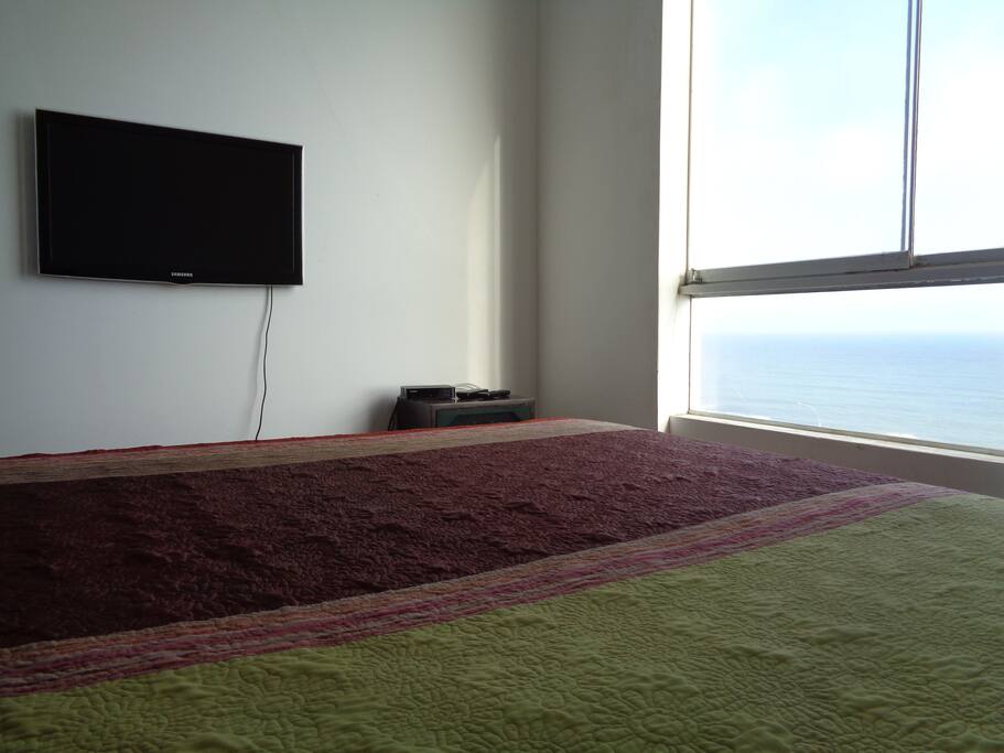 cama queen y tv 32"