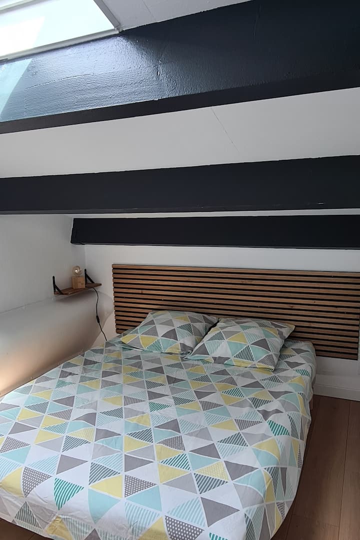 Zona e natës: Dhomë gjumi e veçantë papafingo me 1 krevat 140 x 190 cm dhe dritare në çati