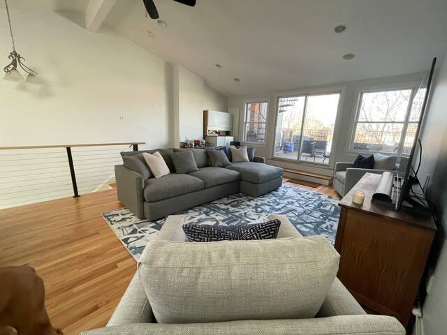 PH City Views, Spacious 2 Bed/2 Bath w/ 2 Decks gallery image 4