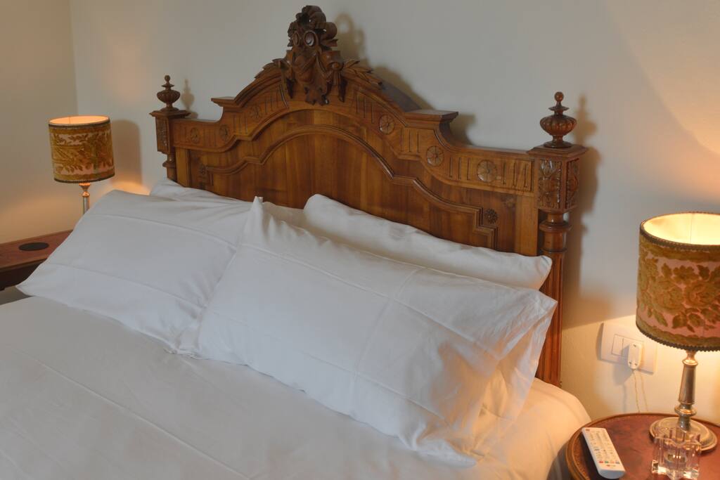 Antique Queen bed with view of lake and mountains!