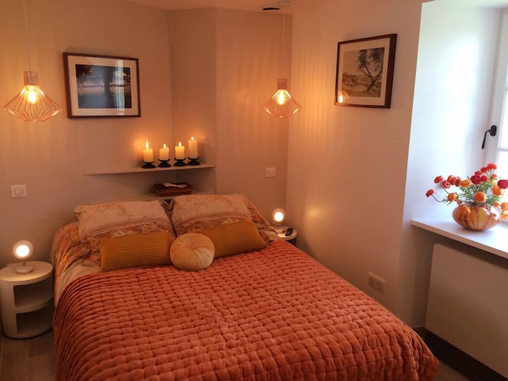 Gîtes à SiBémol, Ecrin de Verdure: 2nde chambre double avec 1 lit double et 1 lit d'enfant (90x190cm), cabine de douche & vasque. Et wc séparés dans le couloir entre les 2 chambres du Rdc. Smart Tv, chauffage électrique, ventilateur, sèche-cheveux.