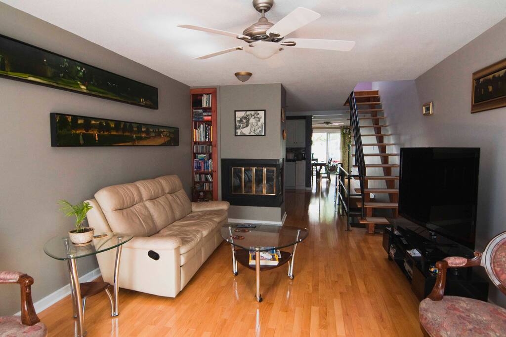 Shared living-room with 2 professional women (photo of 2nd floor)