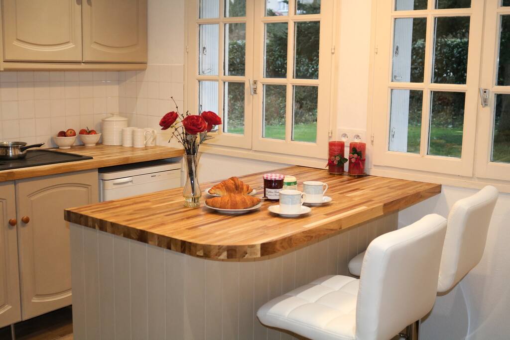 Breakfast bar overlooking front garden