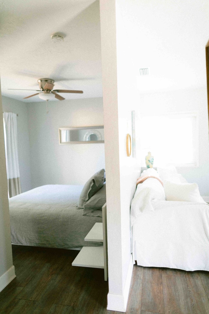 entrée sur un grand lit king size