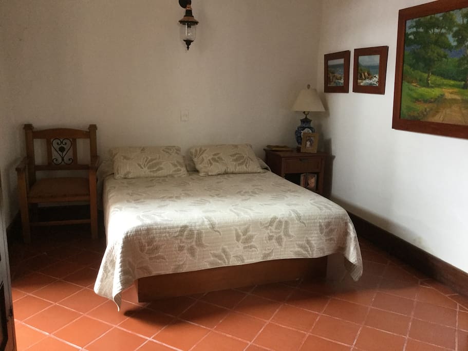 Cuarto 3 con cama grande. Techo alto y salida al patio interno.