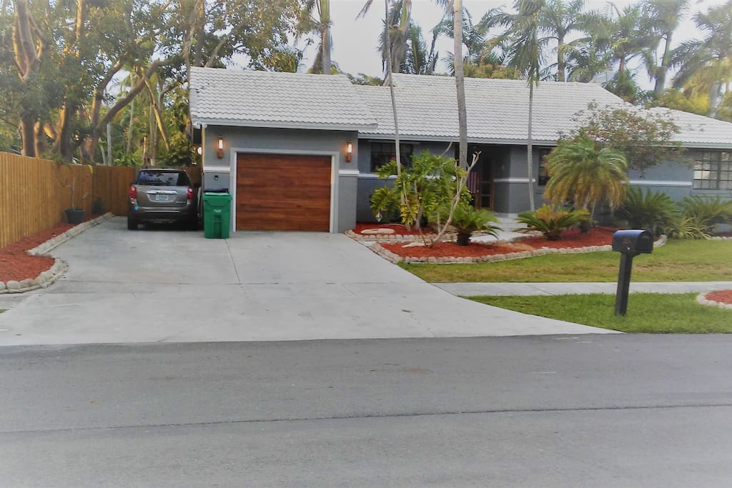 beautiful home in upscale palmetto bay - very modern