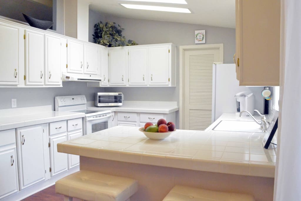 Clean, Bright Full Kitchen for your use