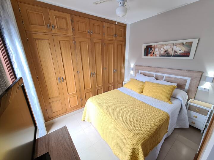 带内置衣柜的卧室。135厘米宽双人床