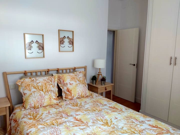 Habitación principal muy tranquila,silenciosa,da a un patio interior.