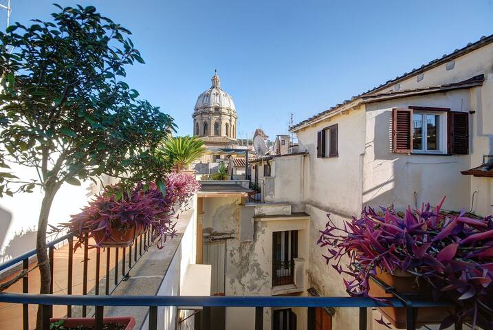 Yellow Apartment Campo de’ Fiori gallery image 4