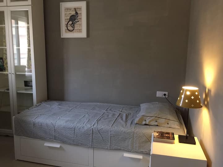 მე-2 საძინებელი. საწოლის გაფართოება შესაძლებელია 160 სმ-მდე.