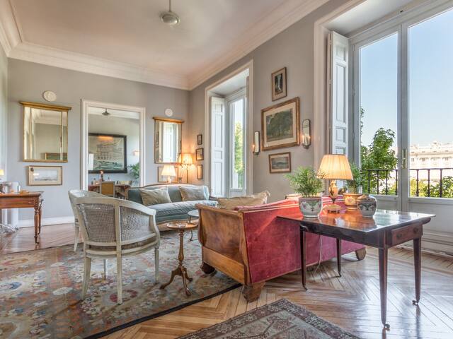 Elegant coorporate apart. with views of the palace gallery image 2