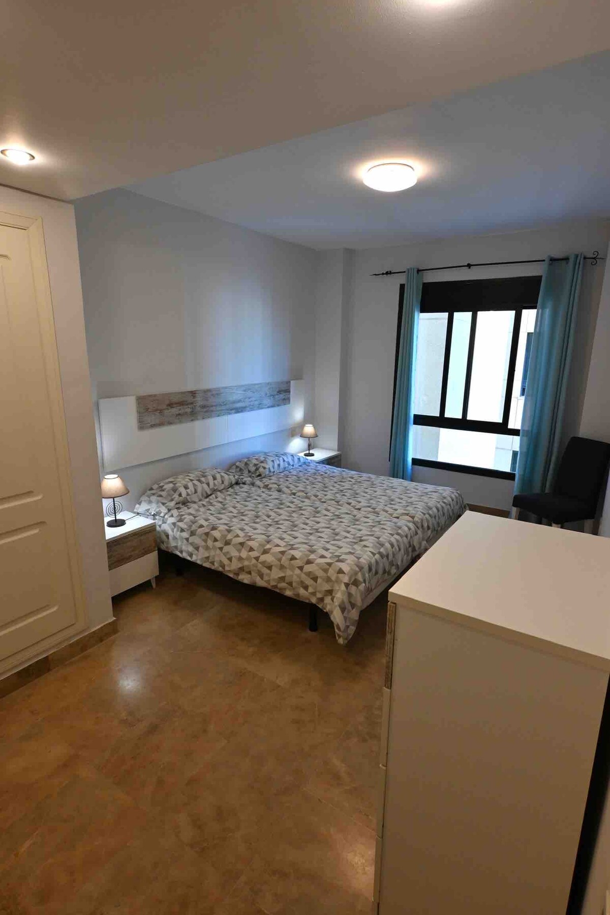 غرفة بسريرين 90 سم وخزانة ملابس مدمجة وحمام كامل.