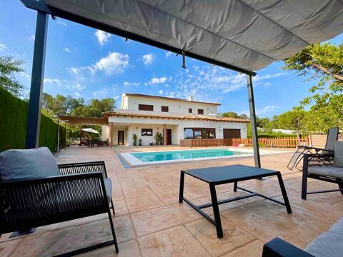 Spacious chalet with salt pool
