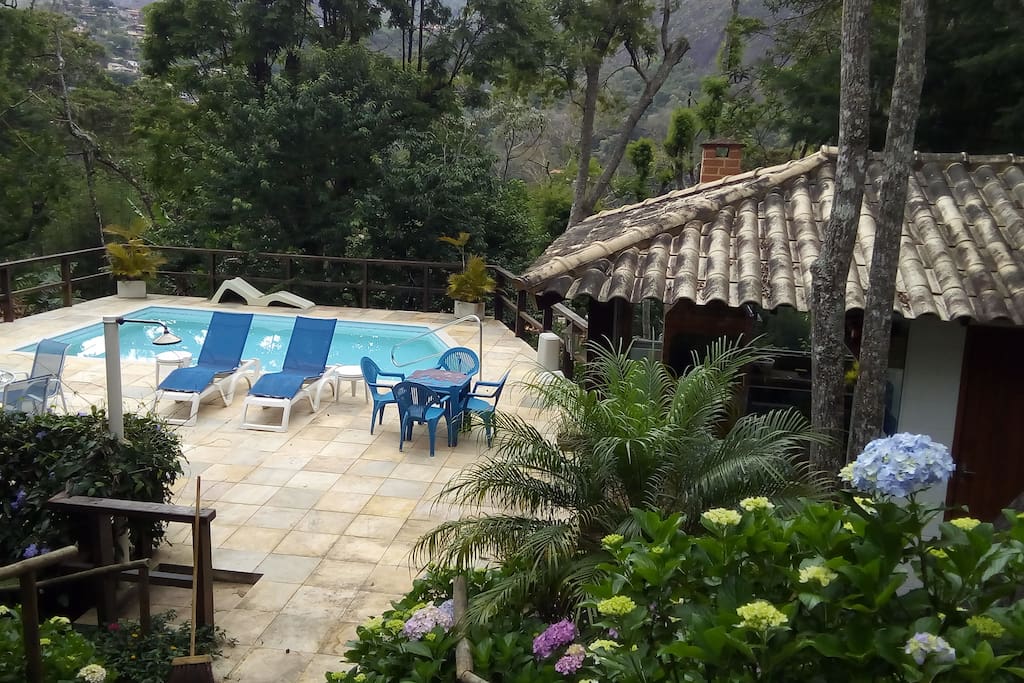 Piscina e churrasqueira coberta