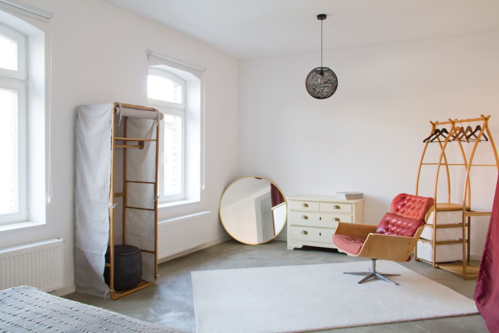 Schlafzimmer mit Fenster zum Garten