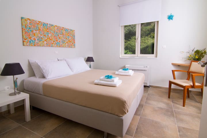 спална соба со брачен кревет (широк 150-179 см)