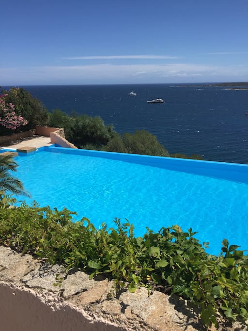 piscina del residence con acqua di mare