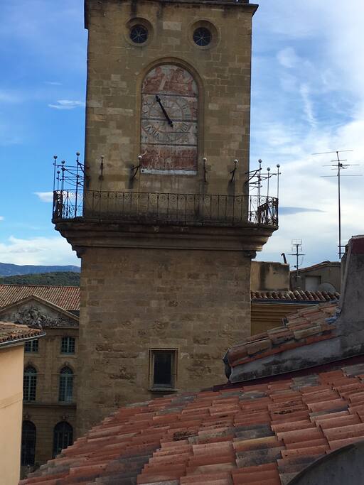 Vue directe sur le Beffroi de la place de la mairie