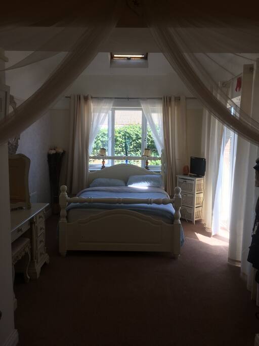 Double bedroom with patio doors to garden