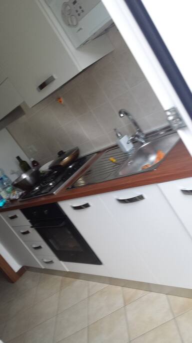 cucina illuminata e spaziosa