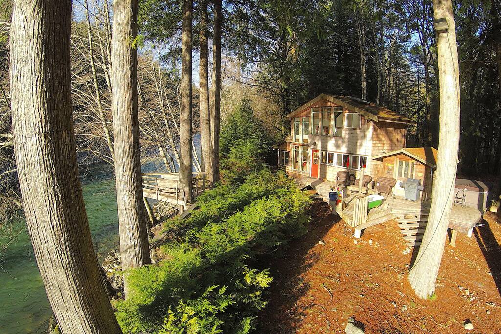 Paradise Valley River Cottage Waterfront Hot Tub Cabins For