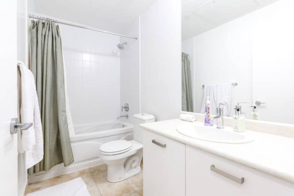 Large & Clean bathroom !
