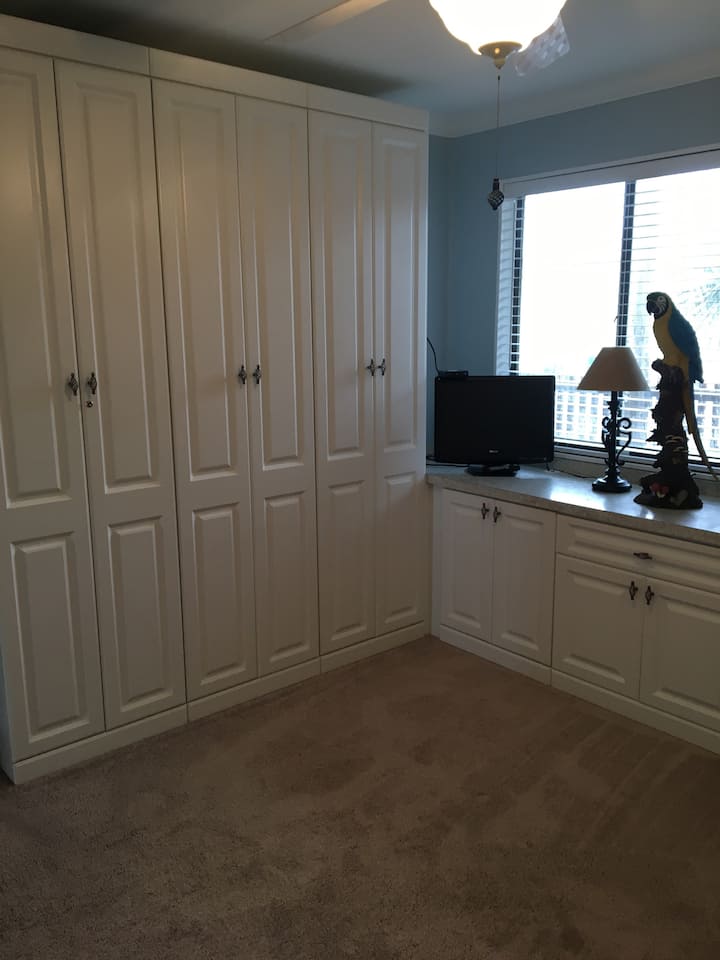 Slaapkamer met veel opbergruimte.