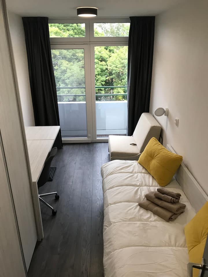 Spavaća soba 2 

Nedodirnut stilski dizajn - jednostruki krevet, sofa za spavanje, radni stol, stol i veliki ormar