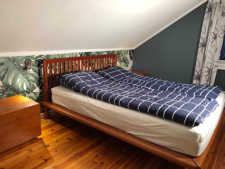 ベッドルーム1.大きなベッドがある広い部屋。180 cm * 200 cm。