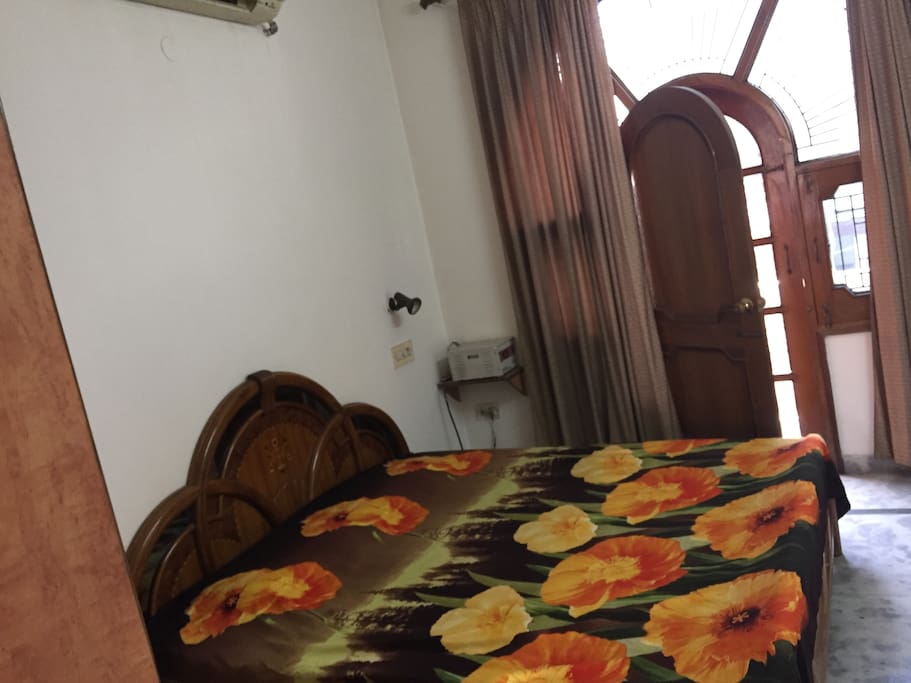 Another view of the room.