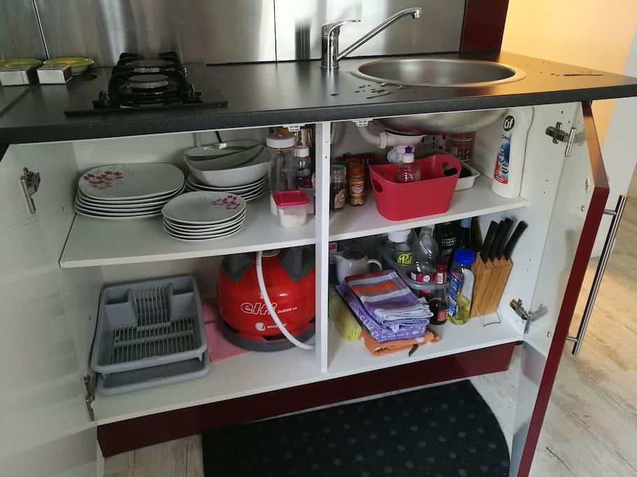 Assiettes, sel,poivre,sucre,huile,vinaigre.
Torchons, produit vaisselle...