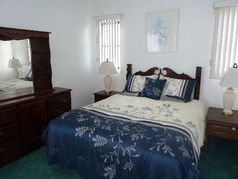 Chumba kikubwa cha pili chenye kitanda aina ya Queen, mwonekano wa bustani na bafu la kujitegemea