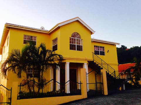SunsetHills House - for very large groups of 14+