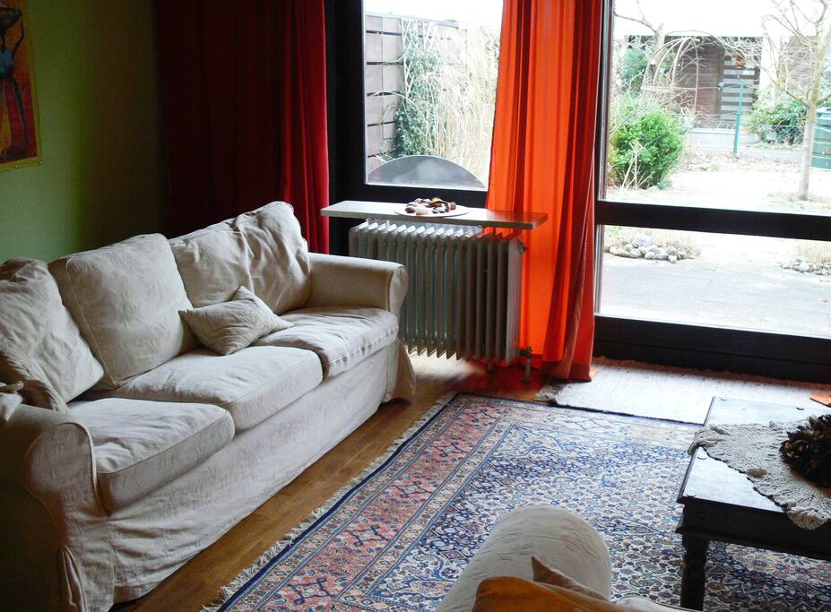 Blick auf die Terrasse und einen kleinen Garten