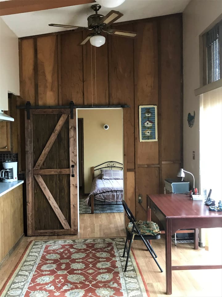 منطقة مكتبية تؤدي إلى غرفة النوم رقم3. تحتوي غرفة النوم رقم3 على أبواب منزلقة على طراز الحظيرة.