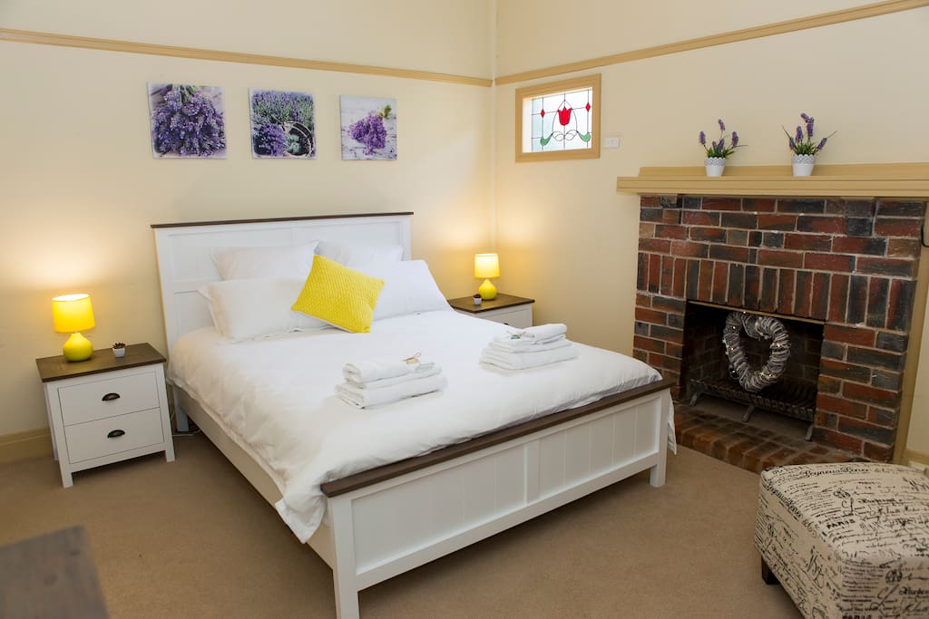 Bedroom 1 - Queen Bed