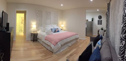 Clean and Cute Studio, Minutes to the Beach!