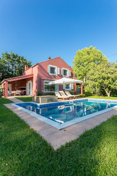 ★ Stunning Red Cottage with a Pool + Free Ⓟ ★