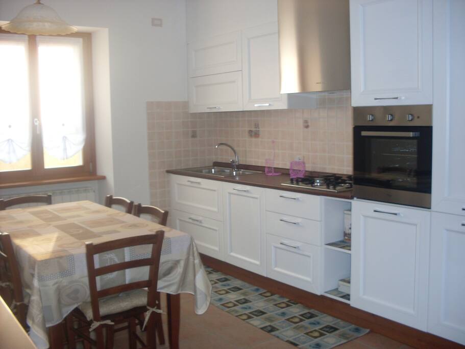 L'ampia, luminosa ed accessoriata cucina