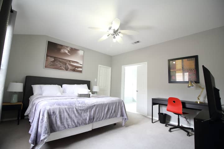 Მთავარი საძინებელი დიდი საწოლით, სამუშაო მაგიდით და 39"-იანი ტელევიზორით