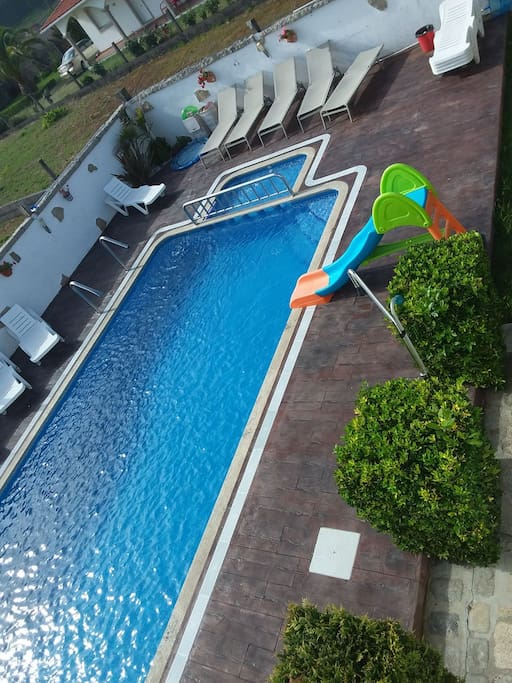 piscina con jardin
