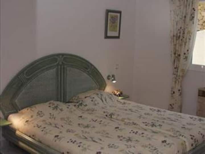 * 1
ห้องนอนสีเขียวเตียงคู่ 1.80 x2 เครื่องปรับอากาศเย็นอุ่นไฟฟ้า