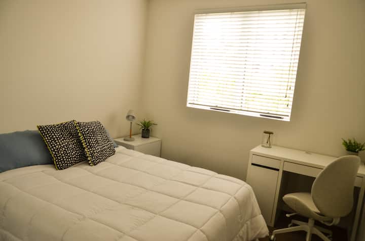 Спална соба 2 со брачен кревет (широк 150-179 см) и биро