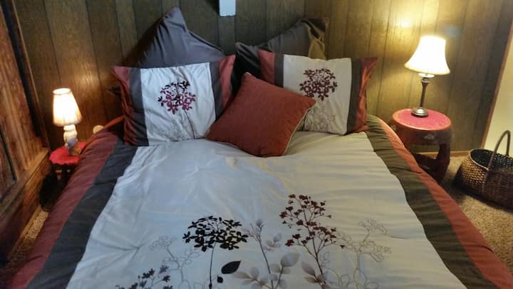 Vitanda vipya vya Queen katika vyumba vyote viwili vya kulala. Chumba cha jua kinalala kimoja na kitanda cha Queen pia kinapatikana.