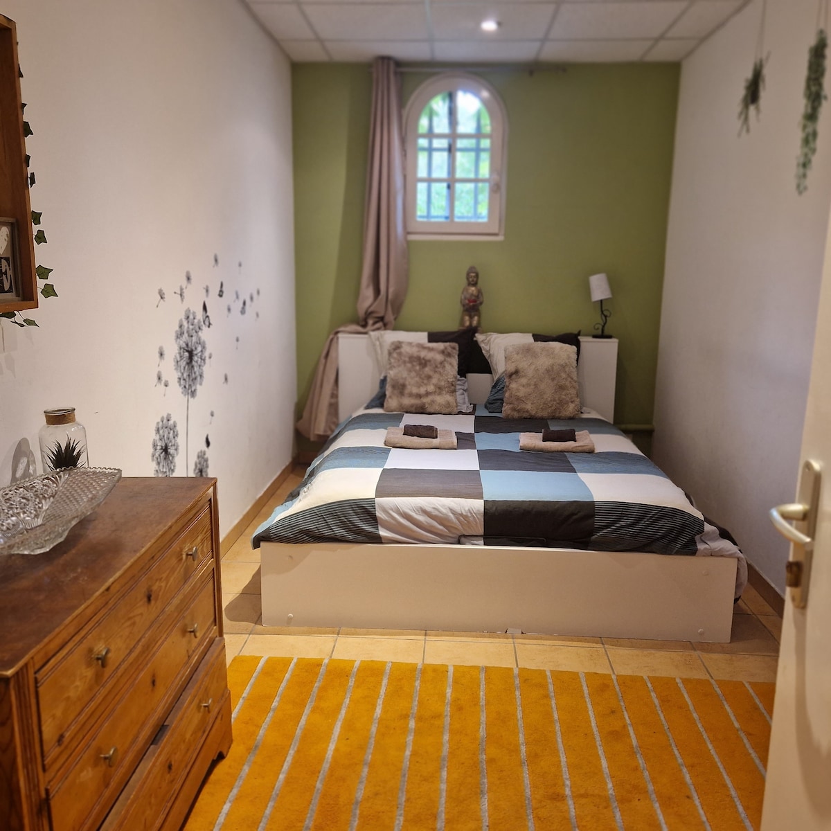 BEDROOM 5 called BUDDHA bed safe 140 out of 190. Summer kitchen access and independent exit. Away from everyone, quiet. 

Unblockable from 13 people.