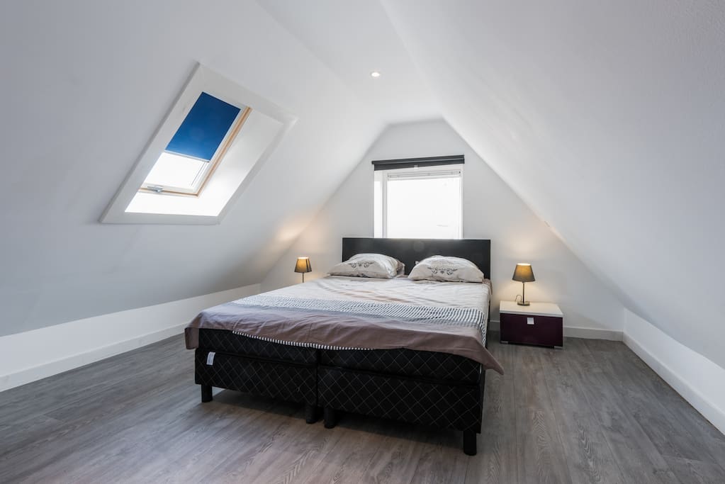 2 persoons ruime slaapkamer/Bedroom.